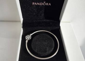Srebrna bransoletka bangle z zapięciem w kształcie śnieżki Pandora
