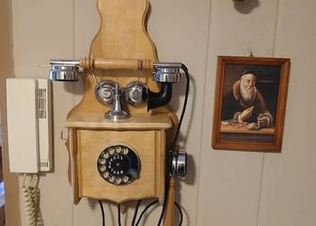 Telefon stacjonarny naścienny firmy R.Sawa