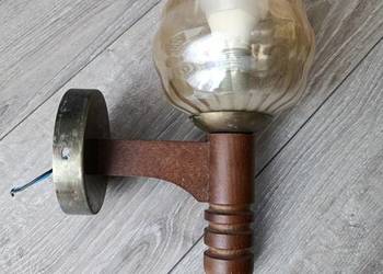 rustykalny kinkiet ścienny z drewnianą podstawą i bursztynowym szklanym klo