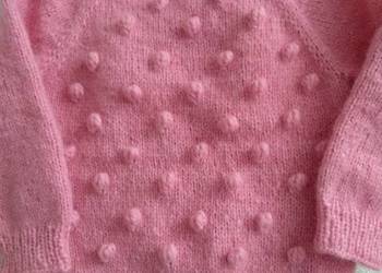 Sweterek z bąbelkami różowy