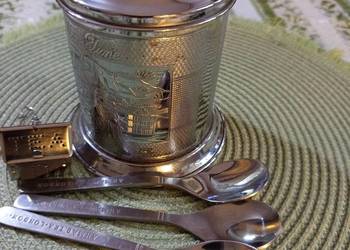 Mały, orientalny, blaszany pojemnik na herbatę, pokrywka z gałką z bakelitu