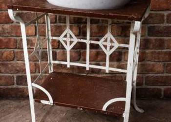 Antyczna metalowa umywalka.