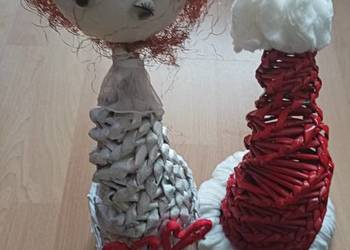 Lalka i czapka z papieru