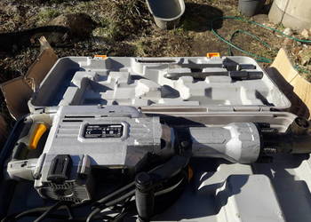 Młot wyburzeniowy TITAN TTB811DRH 1700W 50 J komplet