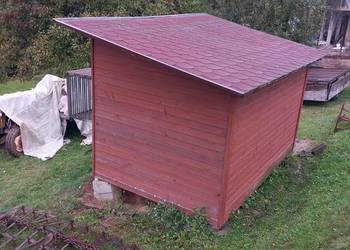 Gołębnik drewaniany z gołębiami