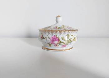 porcelana Iwona, szkatułka Chodzież, biała z kwiatami