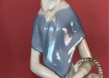 Figurka dziewczyny koszykiem. Bez sygnatury.  Wys. 27 cm. Wym. podstawy 8