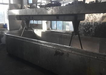 otwarta kadź serowarska z urządzeniami mieszającymi