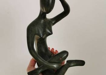 Figura z brązu kobieta Abstrakcyjna figurka z brązu Siedząca kobieta