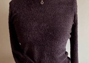 Stylowy sweter jagodowy – otula jak kocyk