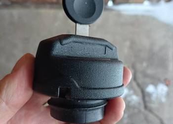 Korek wlewowy paliwa uniwersalny.