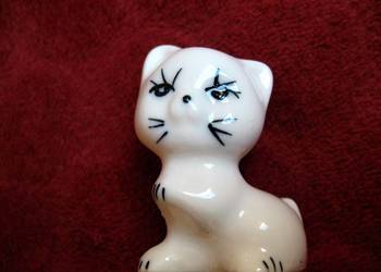 Kot - malutki uroczy kotek - Figurka - porcelana - 5 x 3,5 x 3 cm