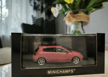 Opel Astra H czerwona 1:43 limitowana wersja Minichamps