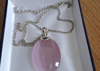 Piękny wisiorek na łańcuszku.