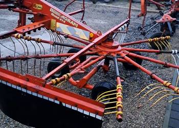 Zgrabiarka karuzela 4,14m oryginał warto . Zgrabiarka karuzela 4,14m oryginał warto .