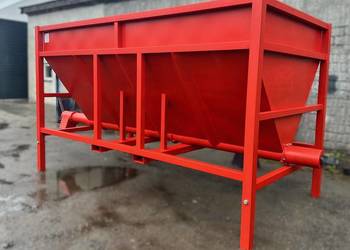 Kosz zasypowy z hydraulicznym podajnikiem