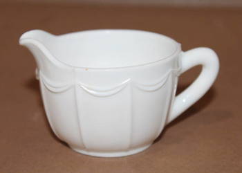 Biały, szklany mlecznik nr 1437 Biały, szklany mlecznik nr 1437