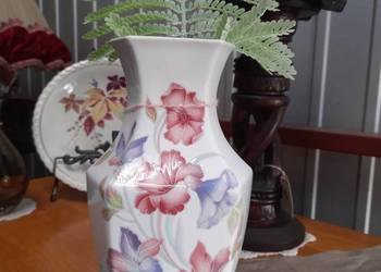 biały wazon w kwiaty