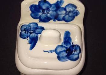 Fajansowy, ręcznie malowany, zawieszany pojemnik na przyprawy. PRL. Fajansowy, ręcznie malowany, zawieszany pojemnik na przyprawy. PRL.