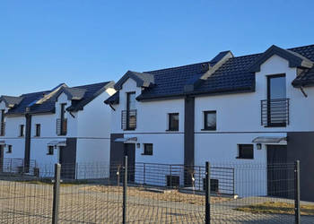 Nowe domki z basenem w stanie deweloperskim nad morzem, Tupadły