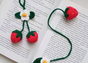 Truskawki wykonane na szydełku, brelok i zakładka do książki
