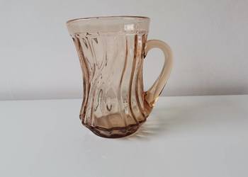 Stary kolorowy szklany kufel