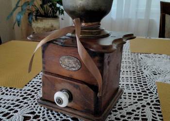 Stary młynek z porcelanowym uchwytem