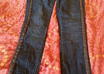 Damskie jeansy ze świecącymi paskami