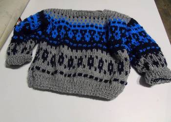Sweterek ręcznie wykonany.