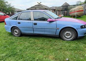Opel Vectra 1.6, dwa komplety opon, alufelgi