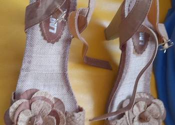 Letnie buty damskie z kwiatkiem, na obcasie jak nowe