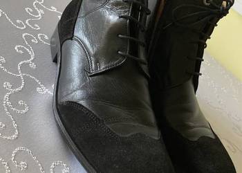 Ekskluzywne buty z zamszowymi wszywkami.