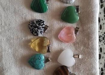 Przywieszki serduszka z kamienia naturalnego.