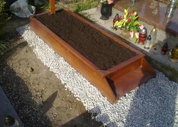 Obrzeże na grób, skrzynka nagrobna, drewniana po pogrzebie Grabiszyński