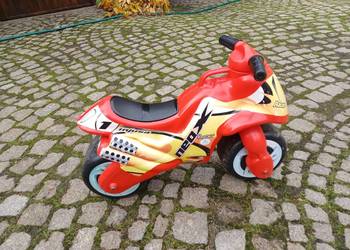 rowerek biegowy typu motor ścigacz