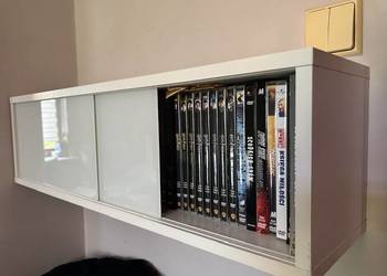 Biała szafka wisząca z przesuwnymi drzwiami ze szkła matowego / IKEA
