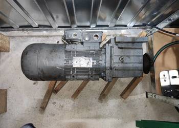 Motoreduktor prosty 2,2kW / 400V / 300 obr/min / hamulec