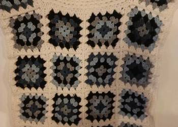 Kamizelka w kwadraty geometryczne na szydelku