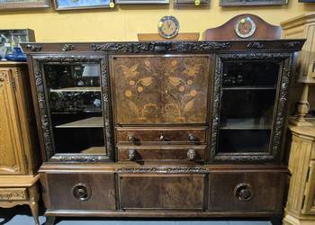 Kredens rzeźbiony z intarsją