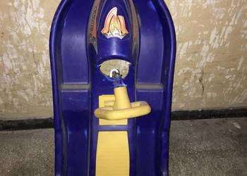 Sanki nartosanki przedstawione na zdjęciu.