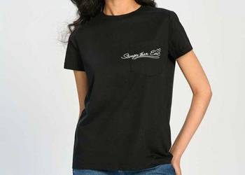 czarny shirt z kieszonką i napisem Sinsay