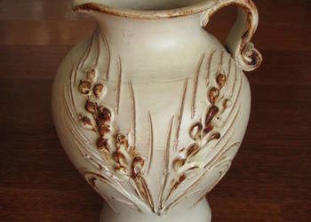 Ceramiczny dzbanek – wazon ręcznie wykonany z motywem kłosa