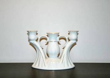 Porcelanowy świecznik z Chodzieży Iwona w kolorze białym z złotymi liniami.