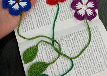 Kwiaty, zakładki do książek wykonane na szydełku
