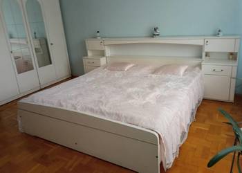 Sypialnia elegancka i funkcjonalna z dużym małżeńskim łóżkiem