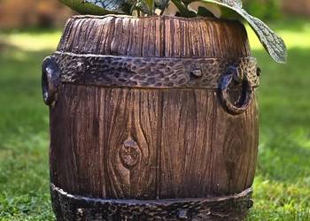 Betonowa beczka dekoracyjna / donica – imitacja starego drewna (WIĘKSZA)