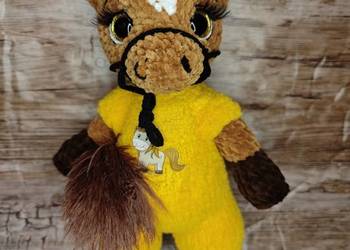 Maskotka konik na szydełku.