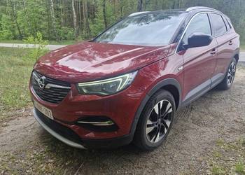 Bordowa perła metalik z czarnym dachem