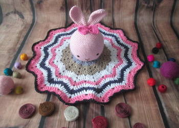 Szydełkowy mały kocyk amigurumi- przytulanka- uspokajacz-Króliczek Anita