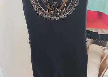 Kombinezon czarny-Versace z motywem Meduzy.